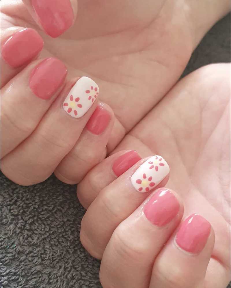 How lovely are these nails, definitely have a spring vibe 🌸 

Excited to get back to doing nails ready for summer! 

#nailswirral #nailschester #nailscheshire #nailsoftheday #springnailart #summernailideas 
#pinknails #gelbottleinc #cndshellac